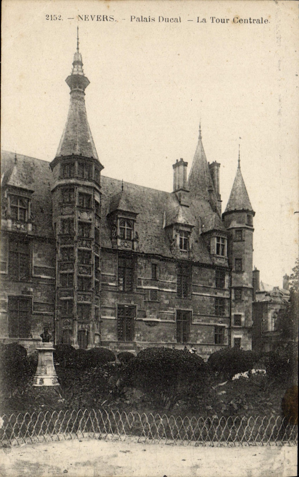 Paladar ducal de Nevers de la POSTAL de la VENDIMIA la torre central