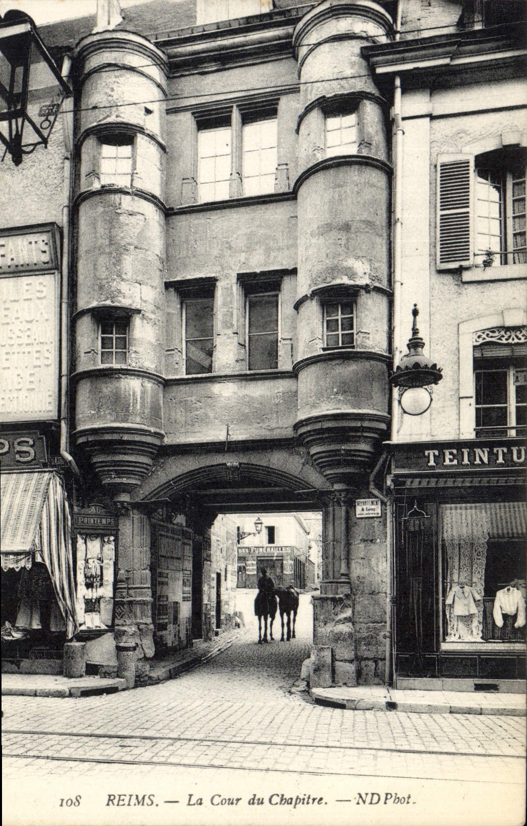 CPA Reims La Cour du Chapitre