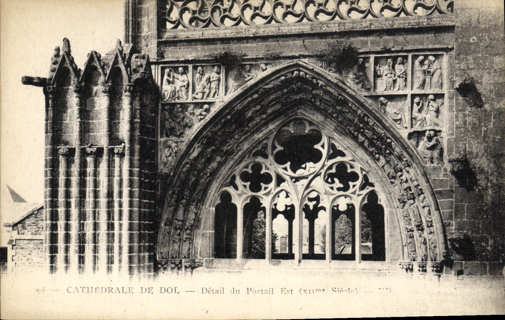 CPA Cathedrale De Dol Detail du porche Est
