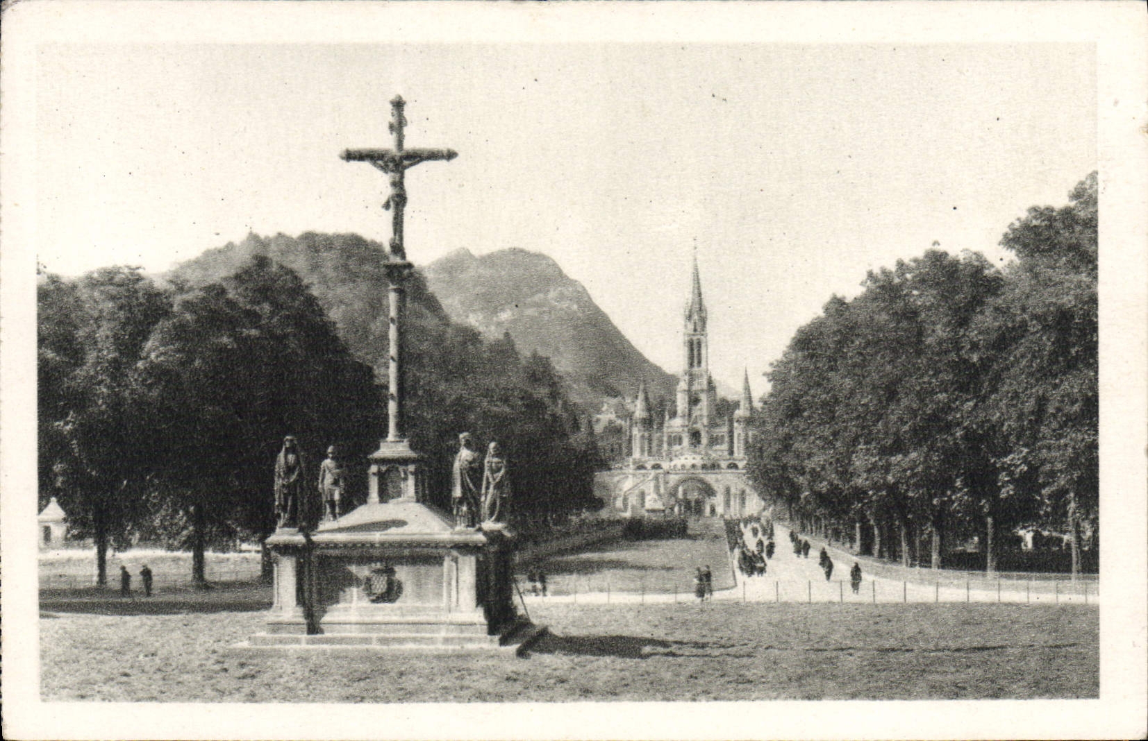 POSTAL de la VENDIMIA pesada la basílica y el martirio de Brelon