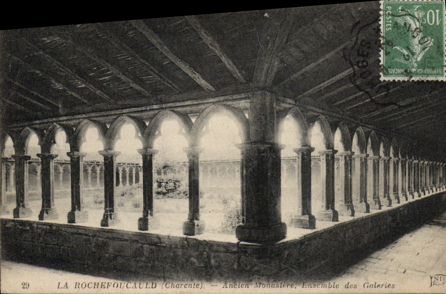 CPA La Rochefoucauld Ancien Monastere Ensemble des galeries
