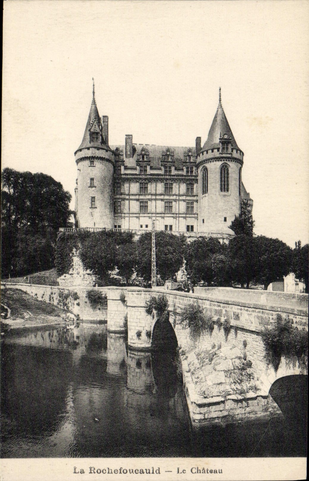 CPA La Rochefoucauld Le Chateau