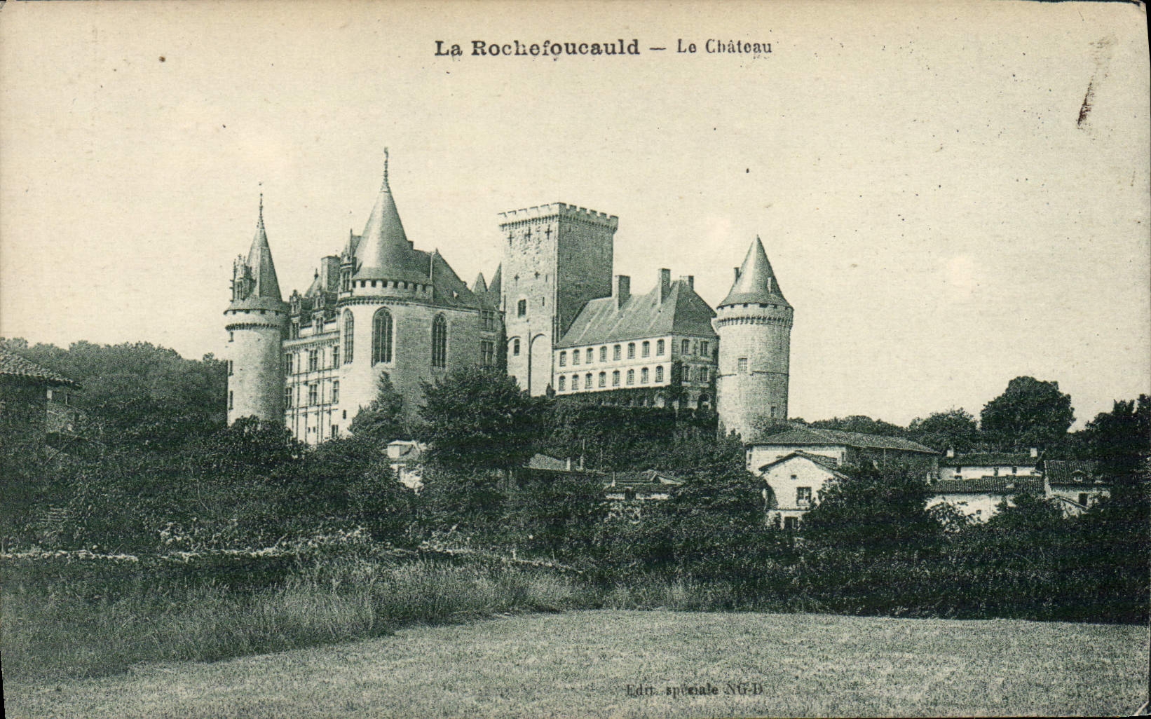 CPA La Rochefoucauld Le Chateau