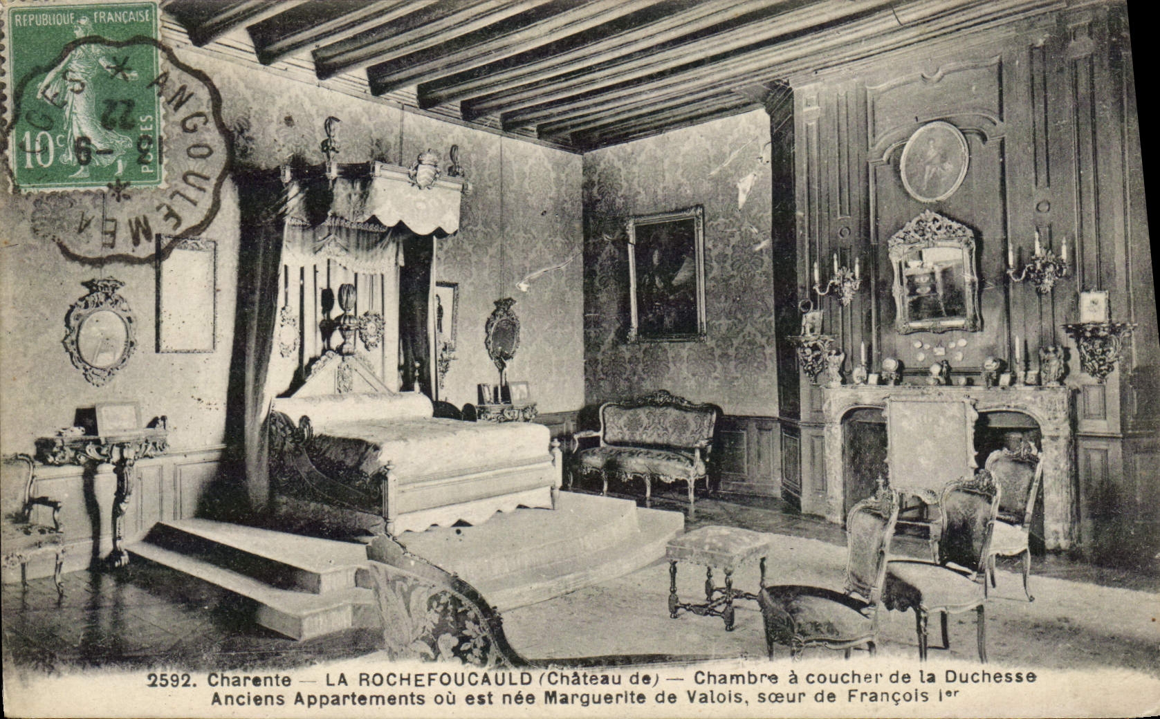 CPA La Rochefoucauld Chambre a coucher de la duchesse Anciens appartements Marguerite de Valois