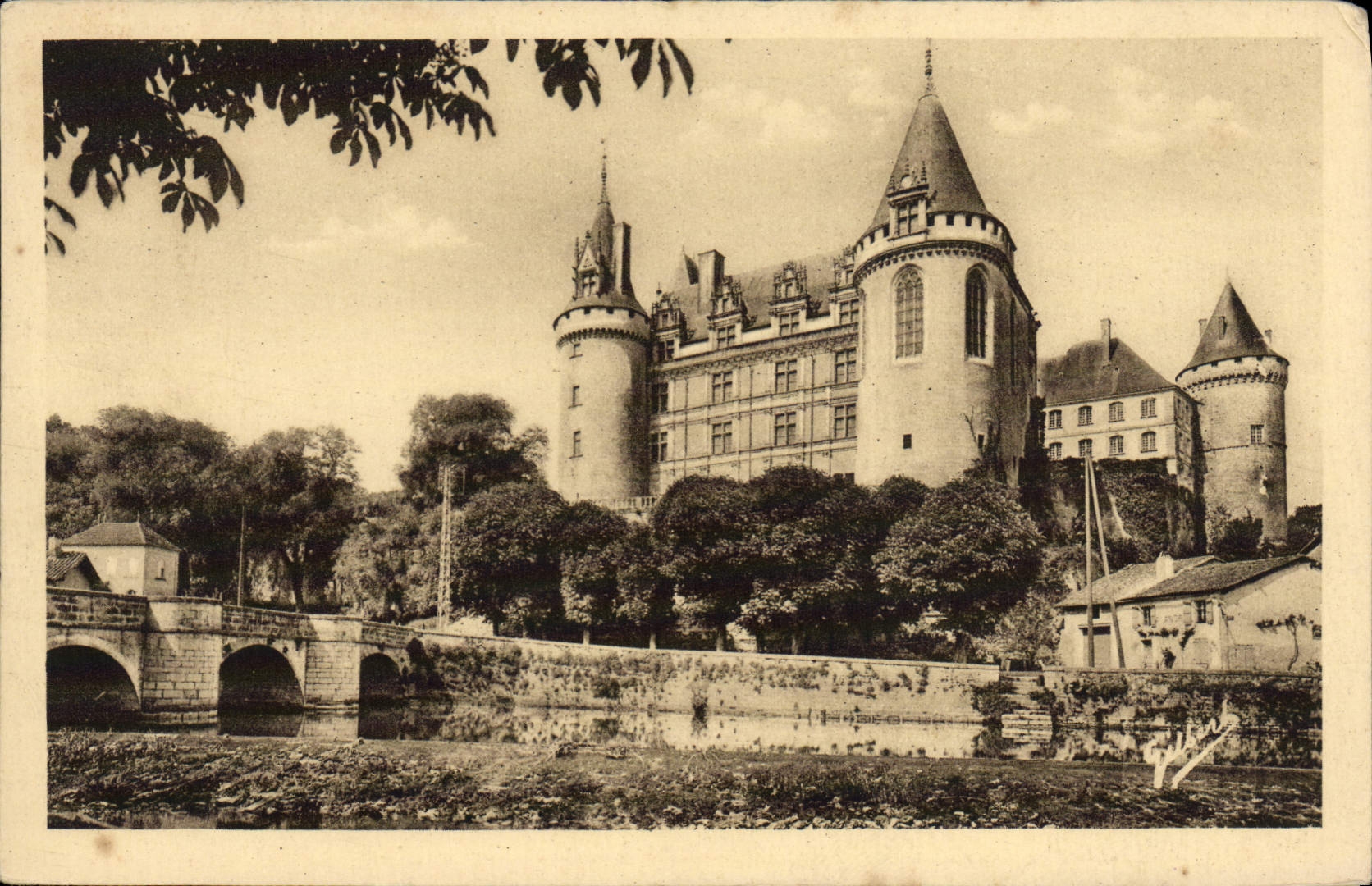 CPA La Rochefoucauld Le Chateau et la Tardoire