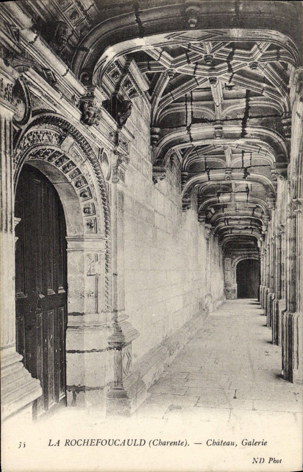 CPA La Rochefoucauld Chateau Galerie