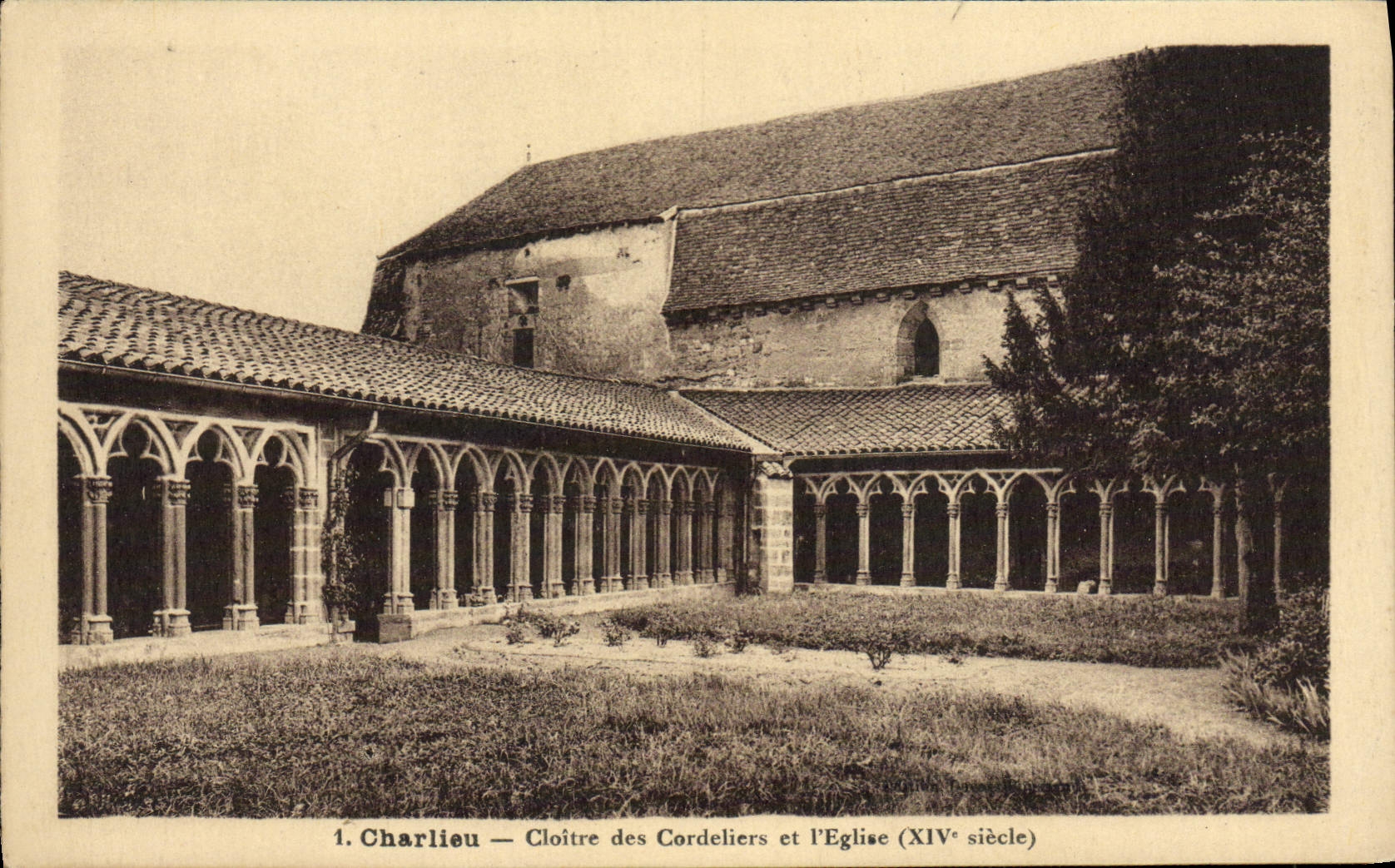 Claustro de Charlieu de la POSTAL de la VENDIMIA de Cordeliers y de la iglesia