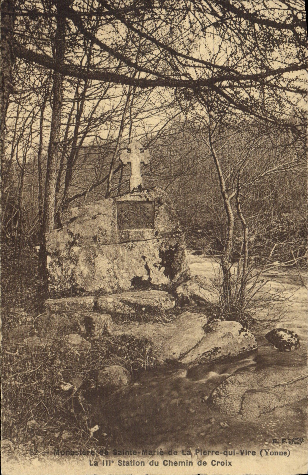 CPA Monastere Sainte Marie de la pierre qui Vire La 3eme station du chemin de croix
