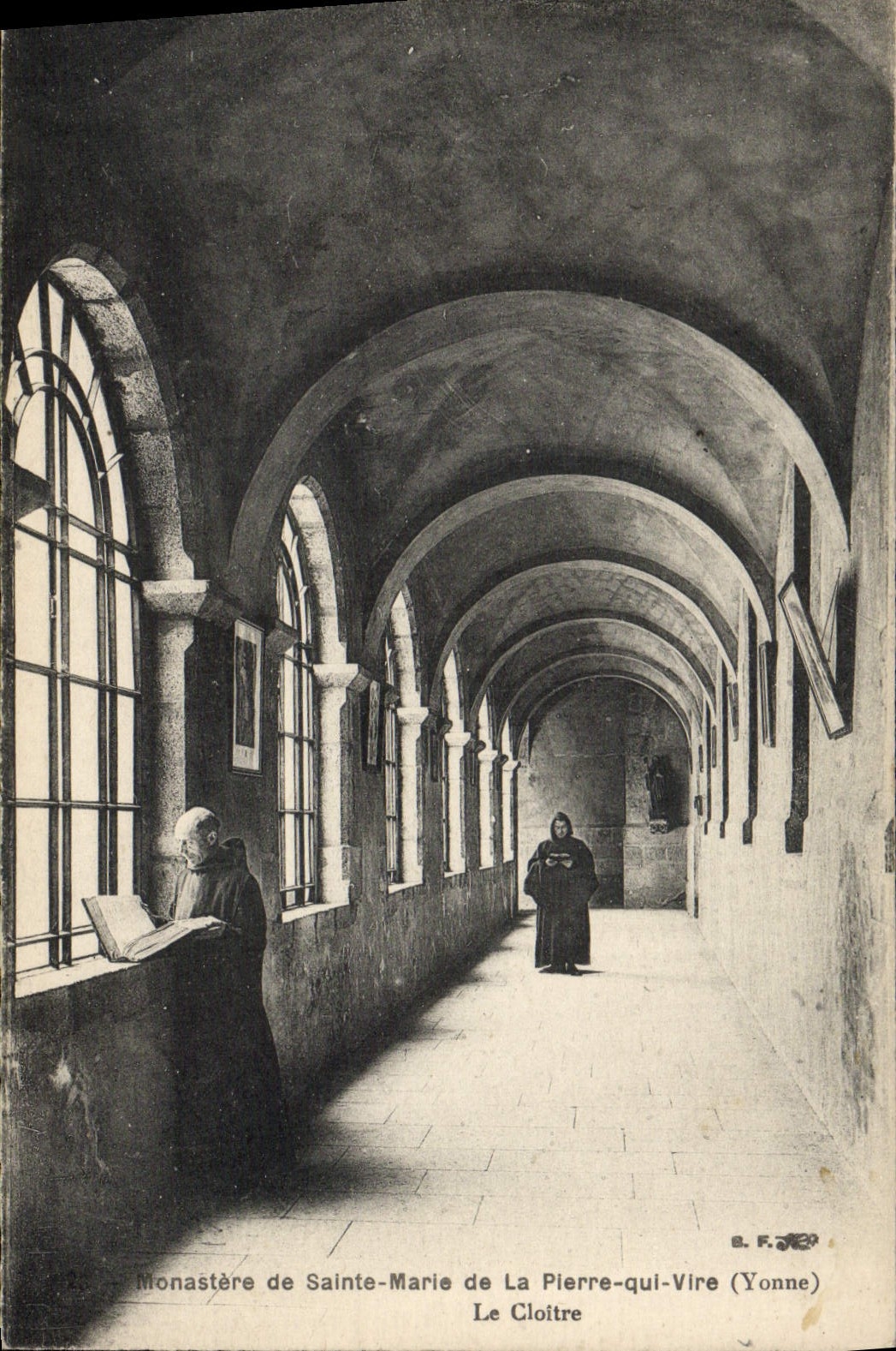 Monasterio de la POSTAL de la VENDIMIA Sainte de Marie de Plerre que transfiere el claustro
