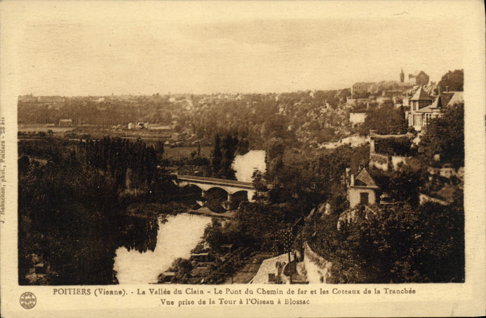 CPA Poitiers La Vallee du Clain Le pont de chemin de fer et les coteaux de la Tranchee Vue prise de la tour de l'oiseau