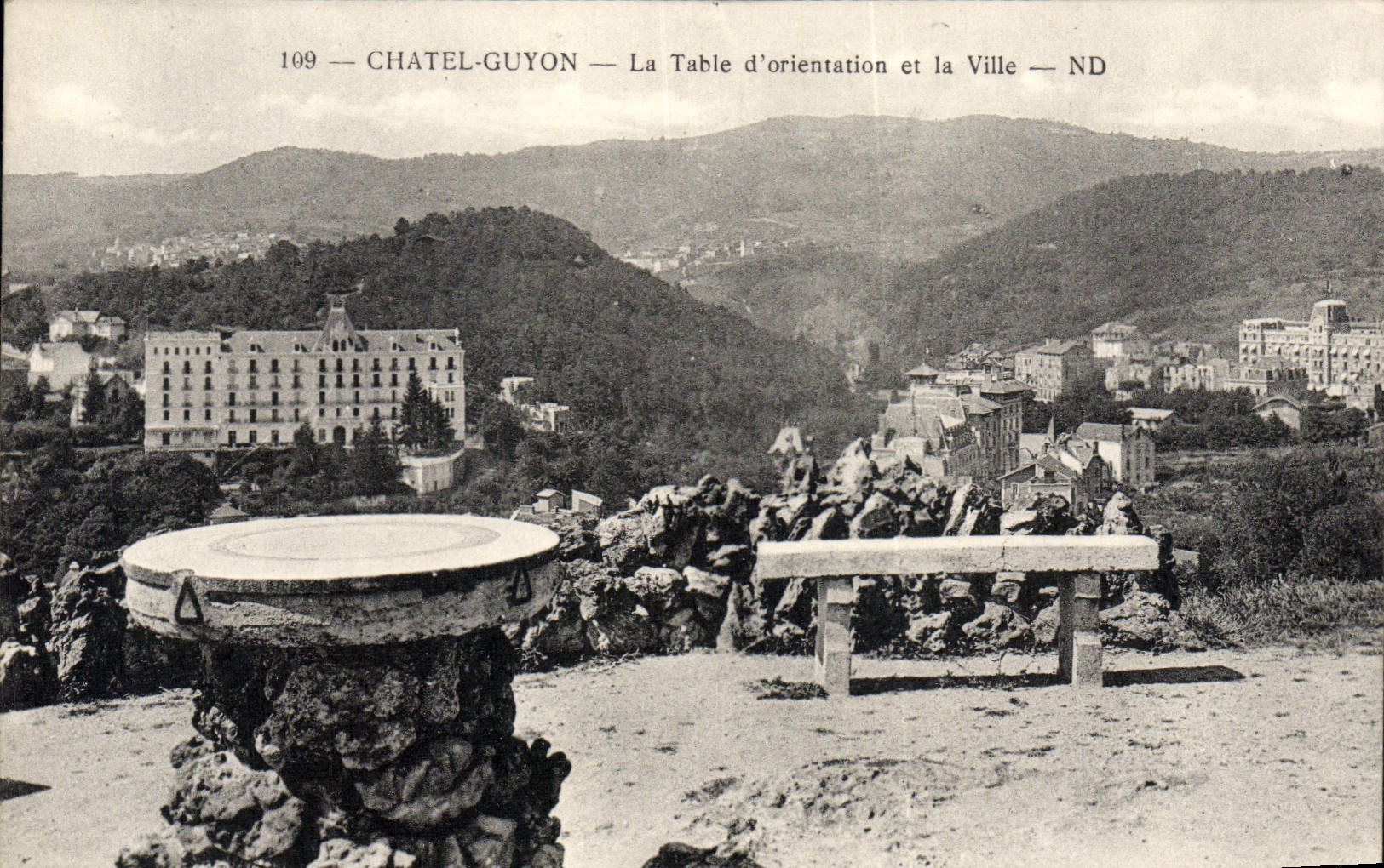 CPA Chatel Guyon La Table d'orientation et la ville