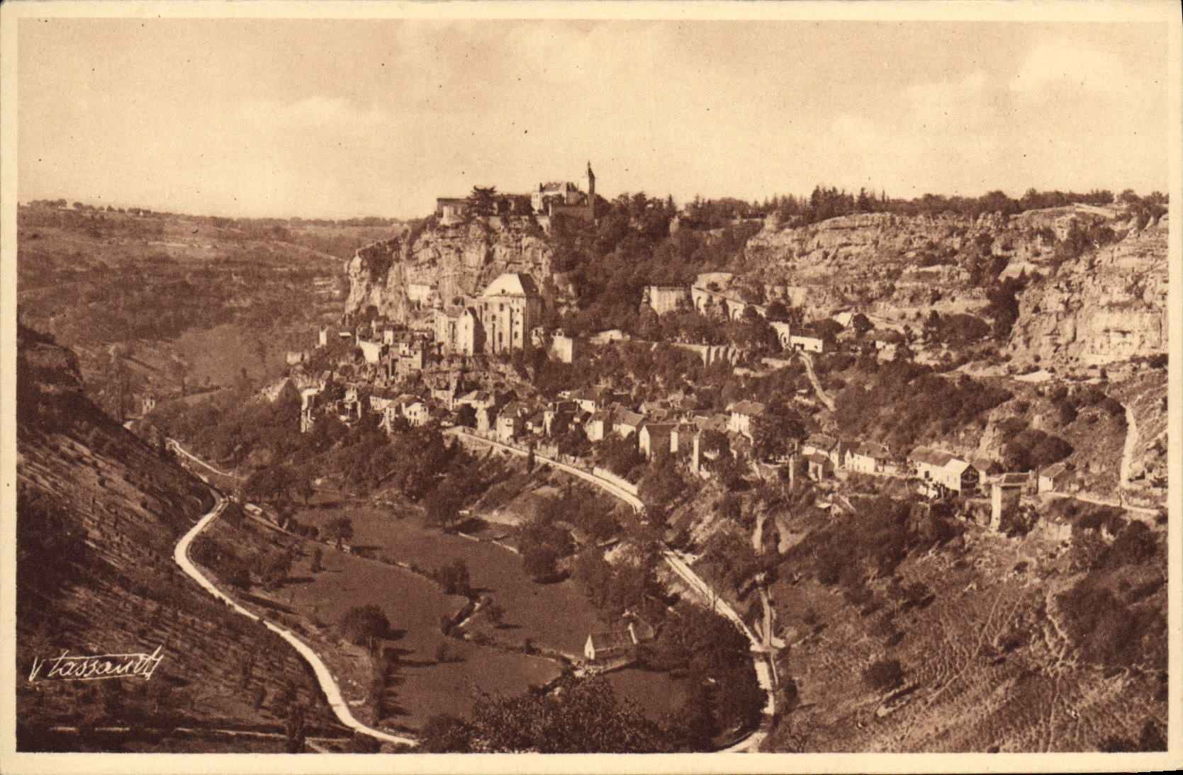 CPA Rocamadour La ville et la vallee vues de la route de l'Hospitalet