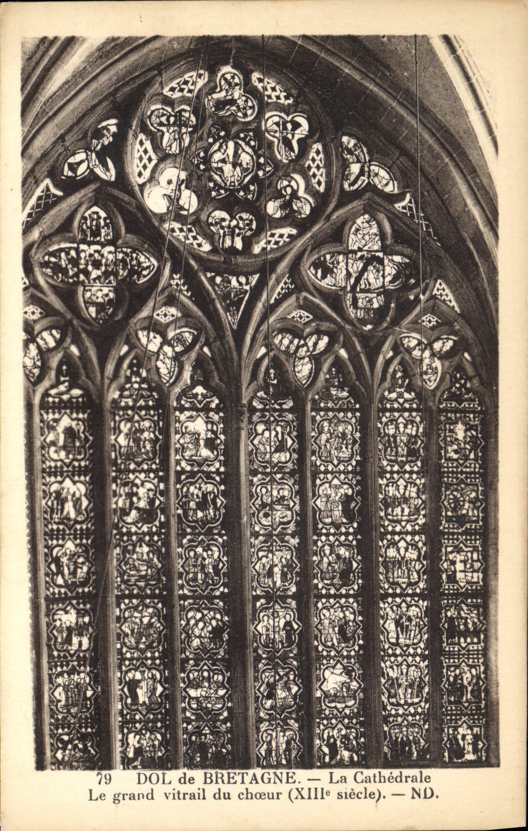 CPA Dol de Bretagne La Cathedrale Le grand vitrail du choeur
