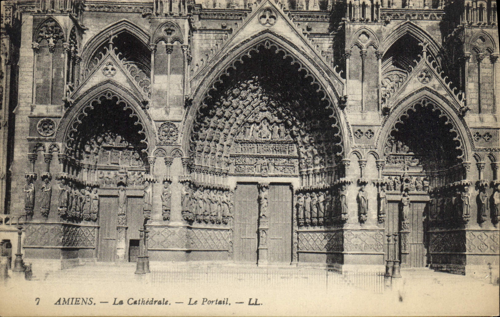 VINTAGE POSTCARD Amiens the Cathedral the gate