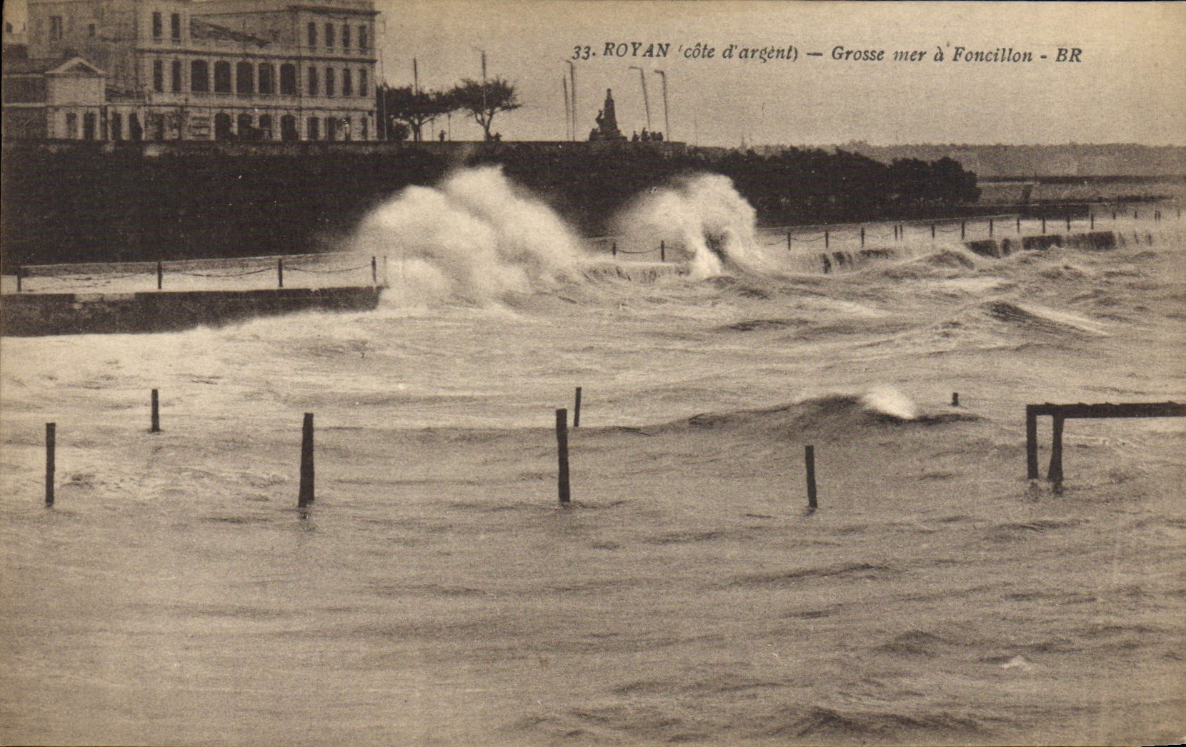 VINTAGE POSTCARD Royan Heavy sea has Foncillon