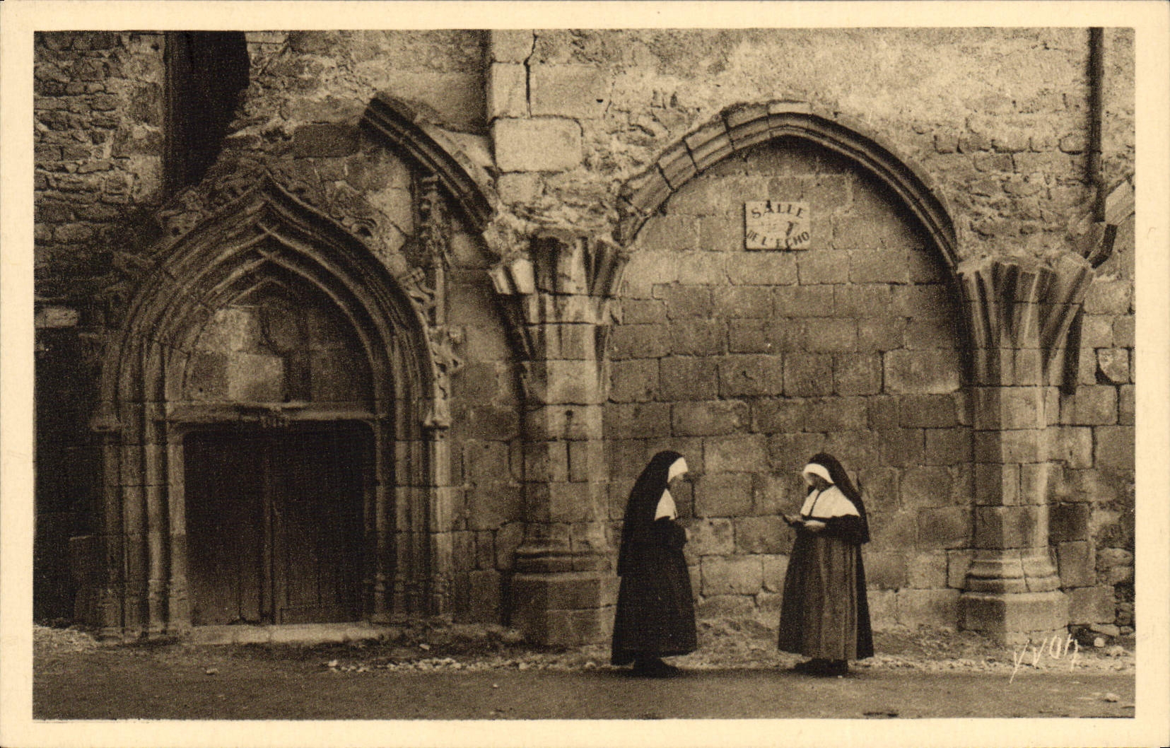 CPA Dol De Bretagne L'Abbaye Porte du 15eme dans le cloitre religieuses 