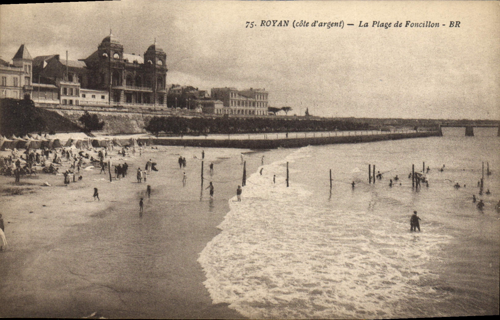 VINTAGE POSTCARD Royan the Beach De Foncillon