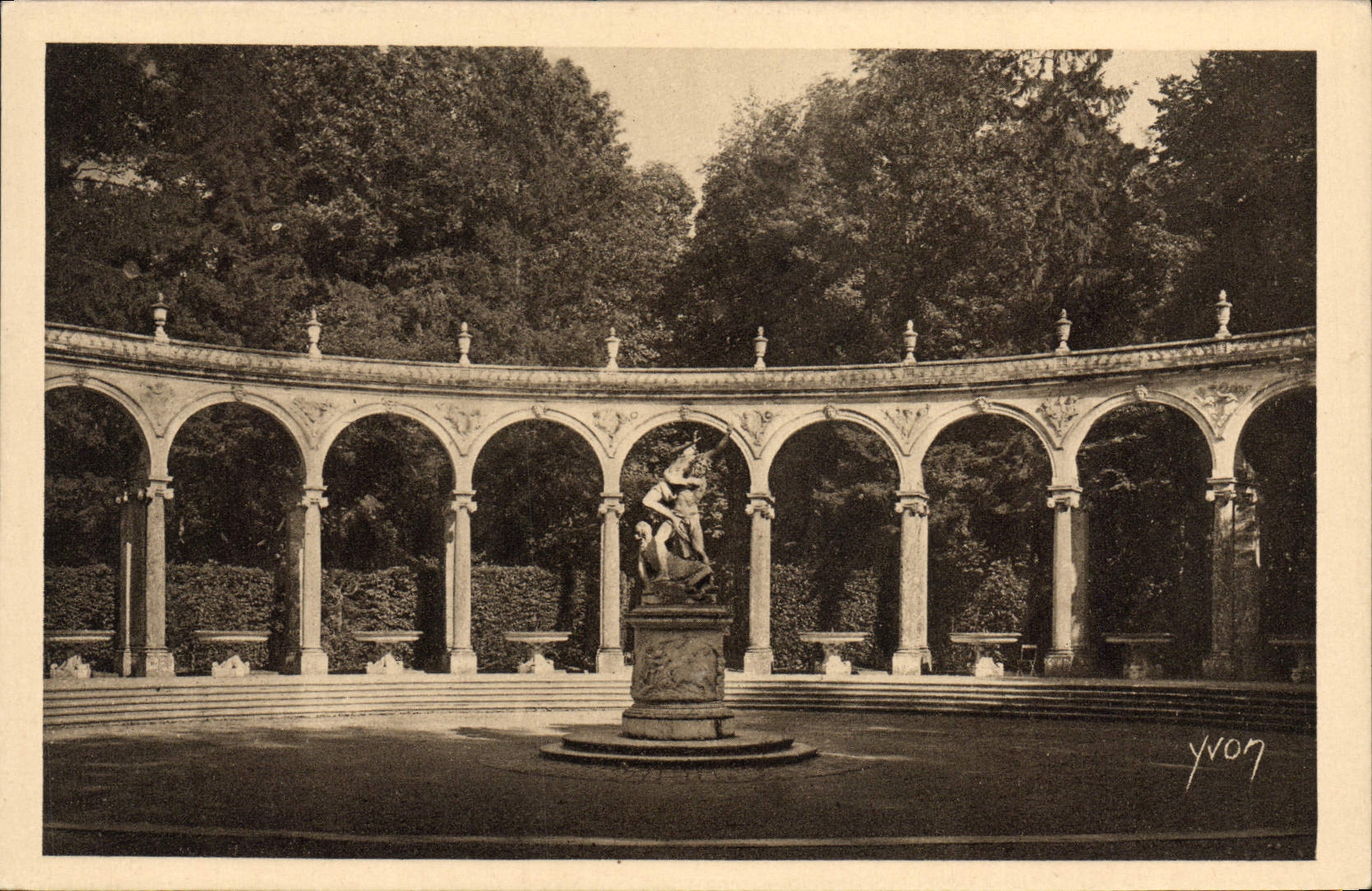 CPA Splendeurs Et Charmes Du Versailles La colonnade