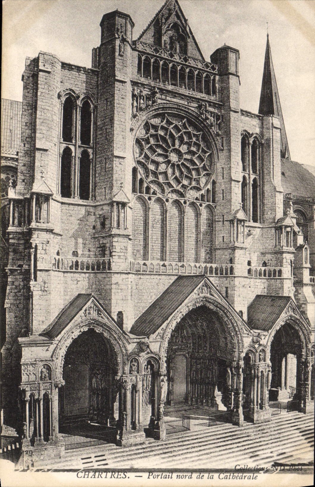 Puerta norteña de Chartres de la POSTAL de la VENDIMIA de la catedral