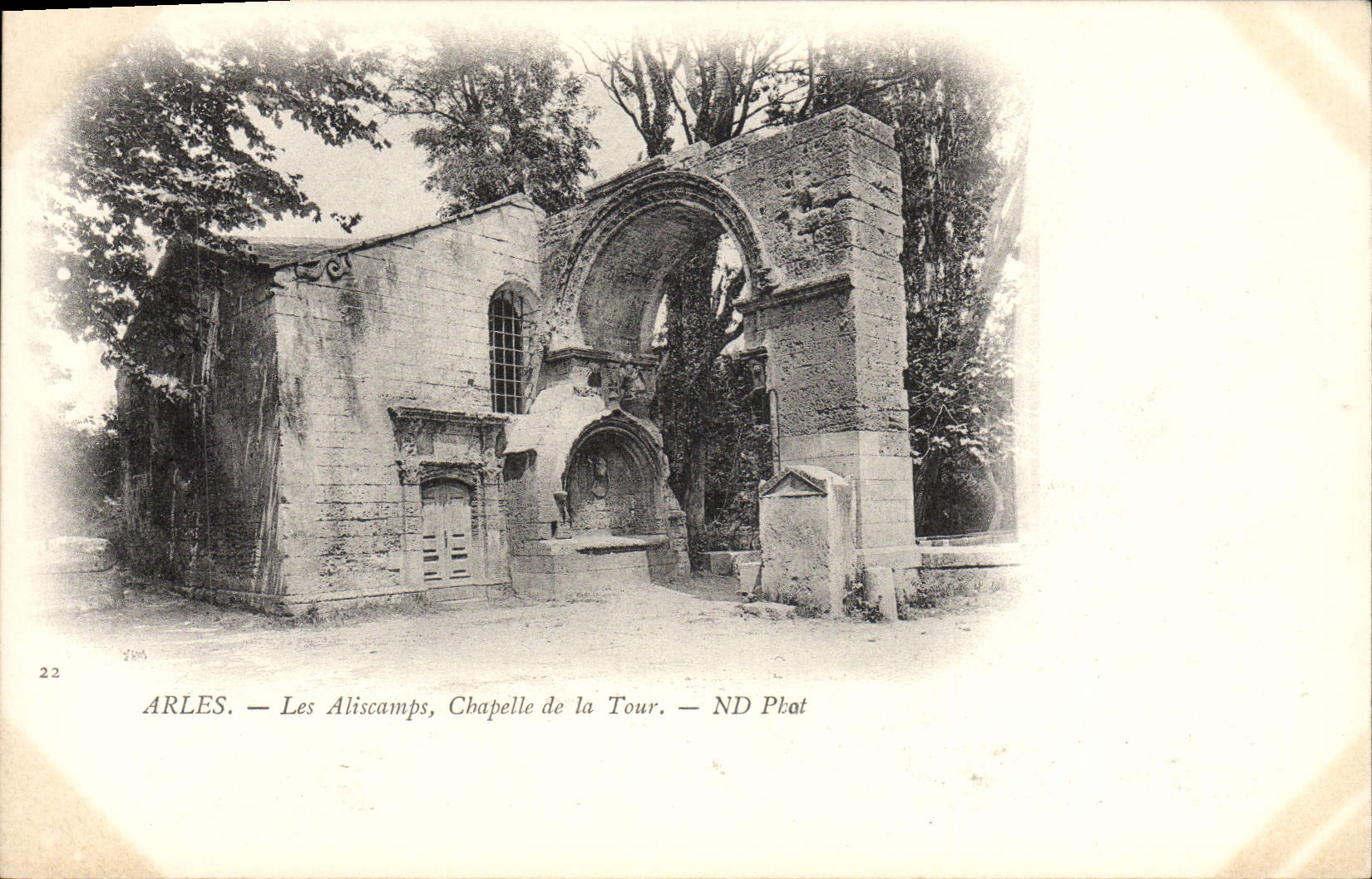 CPA Arles Les Aliscamps Chapelle de la Tour