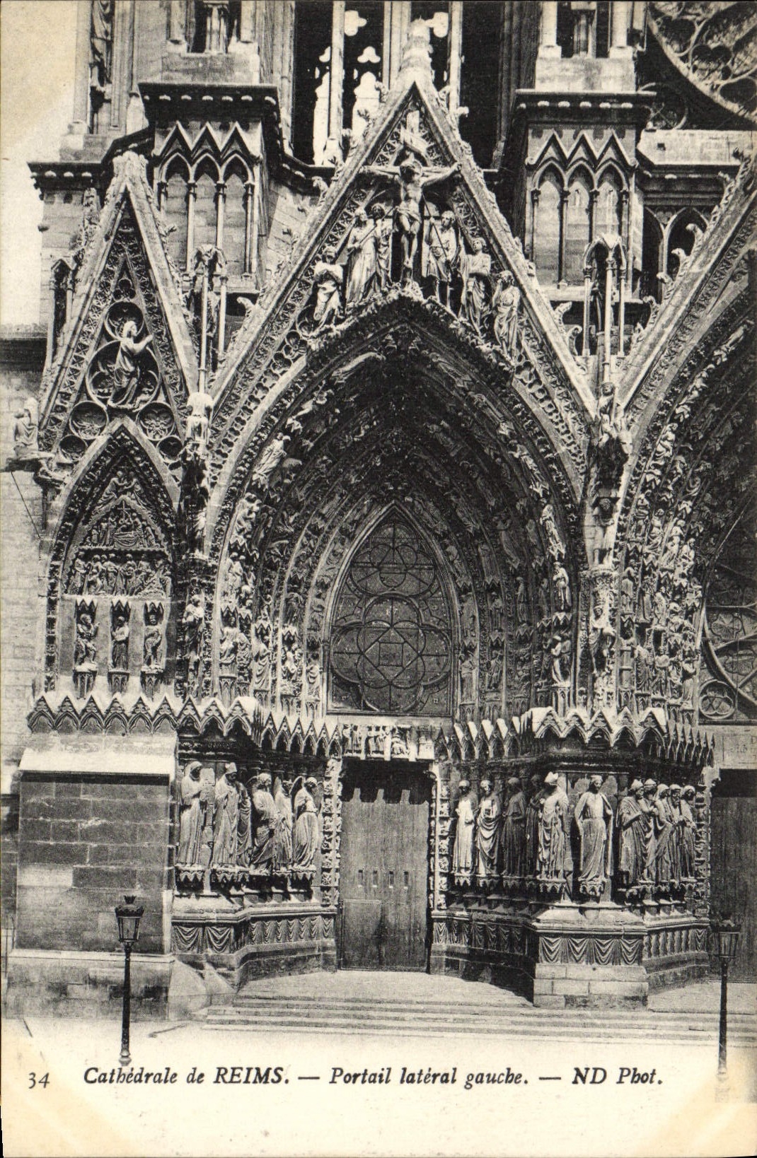 La catedral de la POSTAL de la VENDIMIA de salió Reims de la puerta lateral