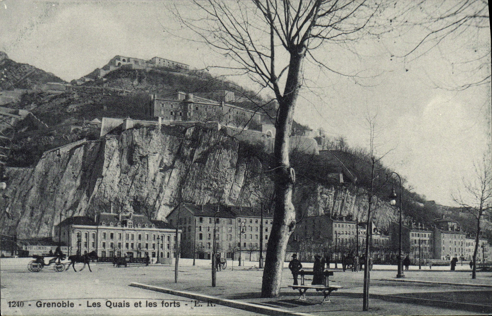 CPA Grenoble Les Quais Et Les Forts