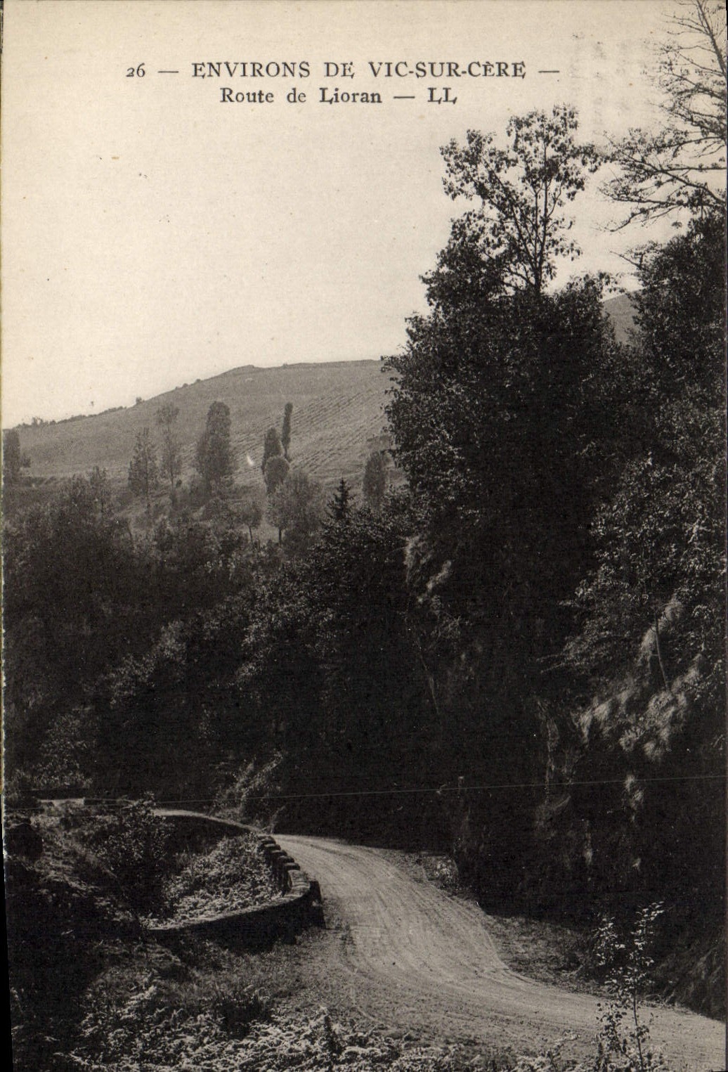 CPA Environs De Vic Sur Cere Route de Lioran 