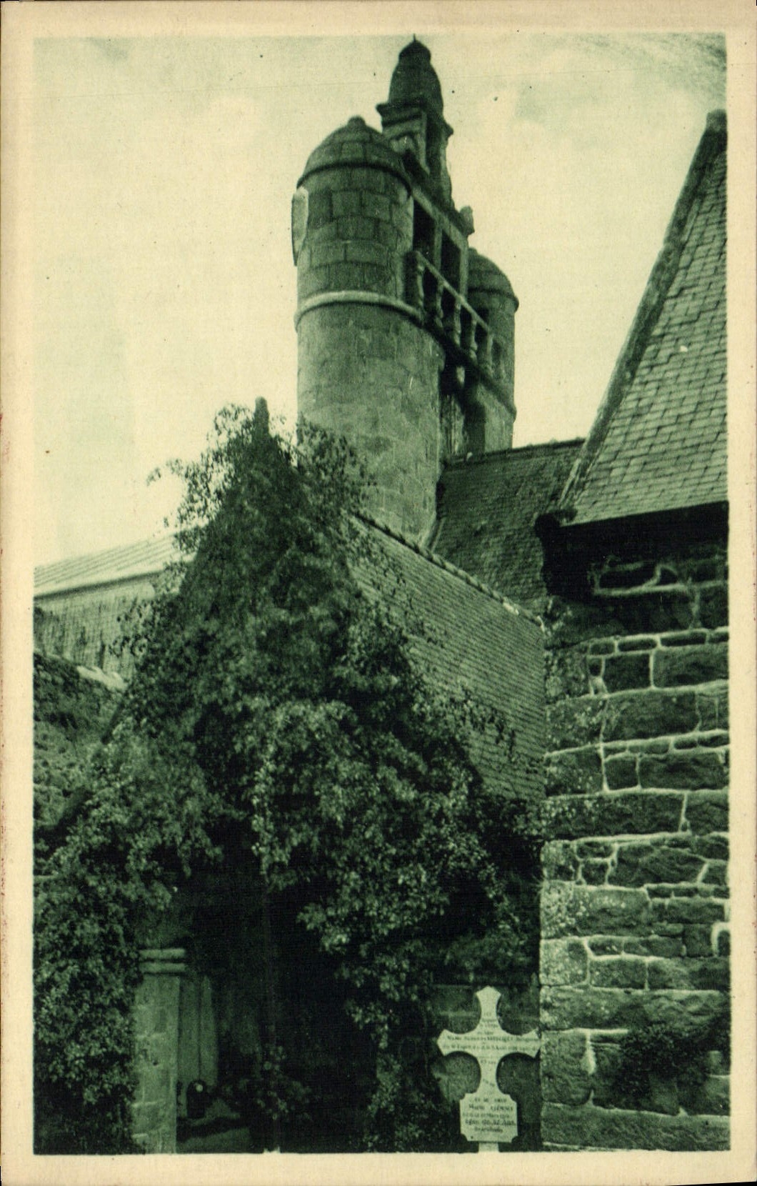 CPA Ile De Brehat Porche et clocher de l'eglise paroissiale