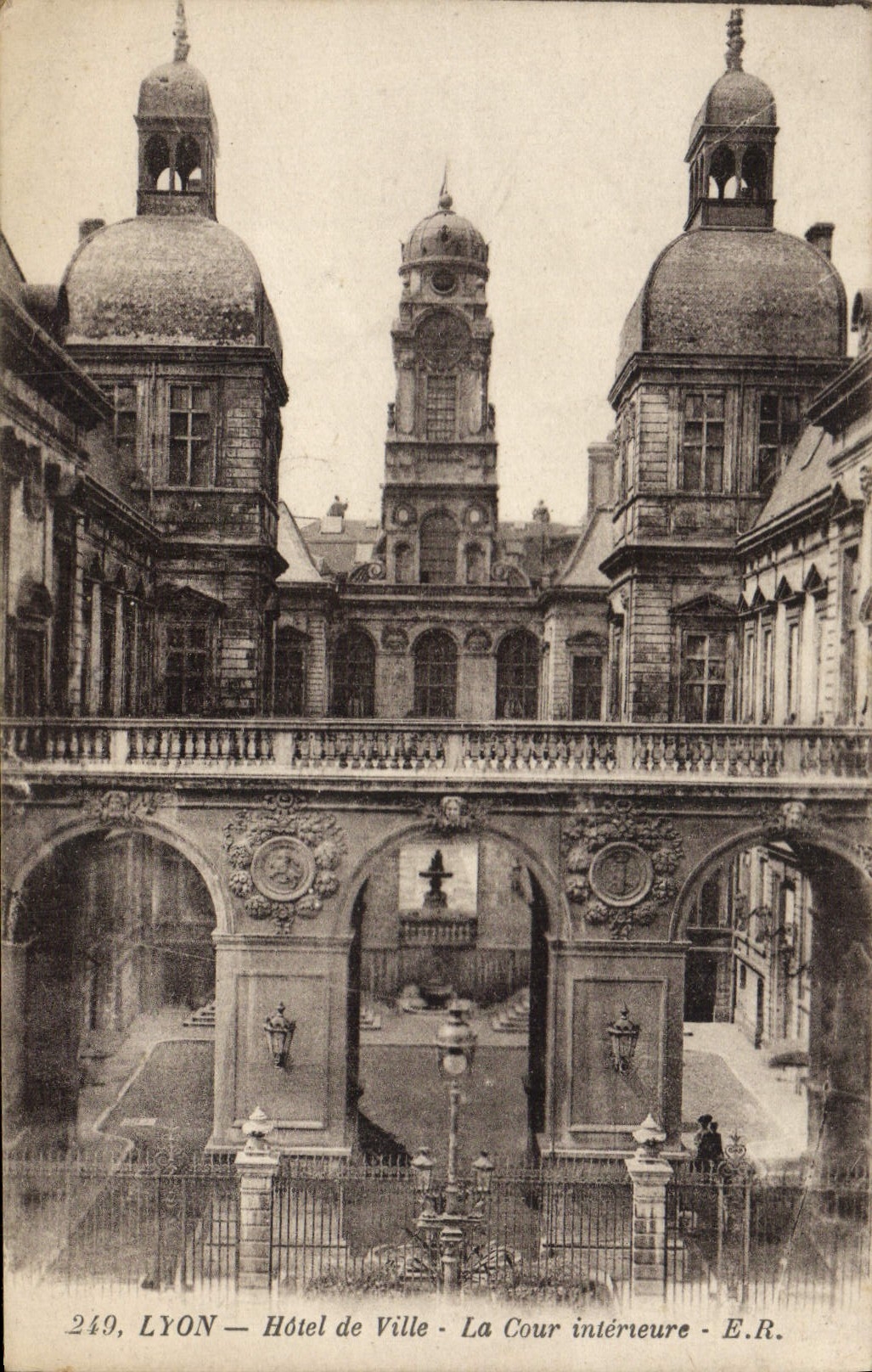 CPA Lyon Hotel De Ville La Cour Interieure