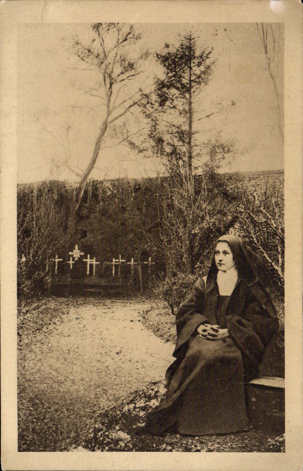 CPA Therese De I'Enfant Jesus Dans Le Jardin Du Monastere Lisieux