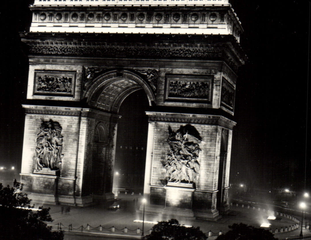CPM Paris La Place De I'Etoile Illuminee