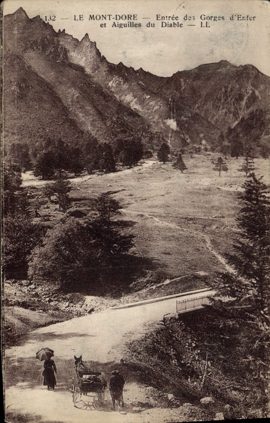 CPA Le Mont Dore Entree Des Gorges D'Enter et aiguilles du diable