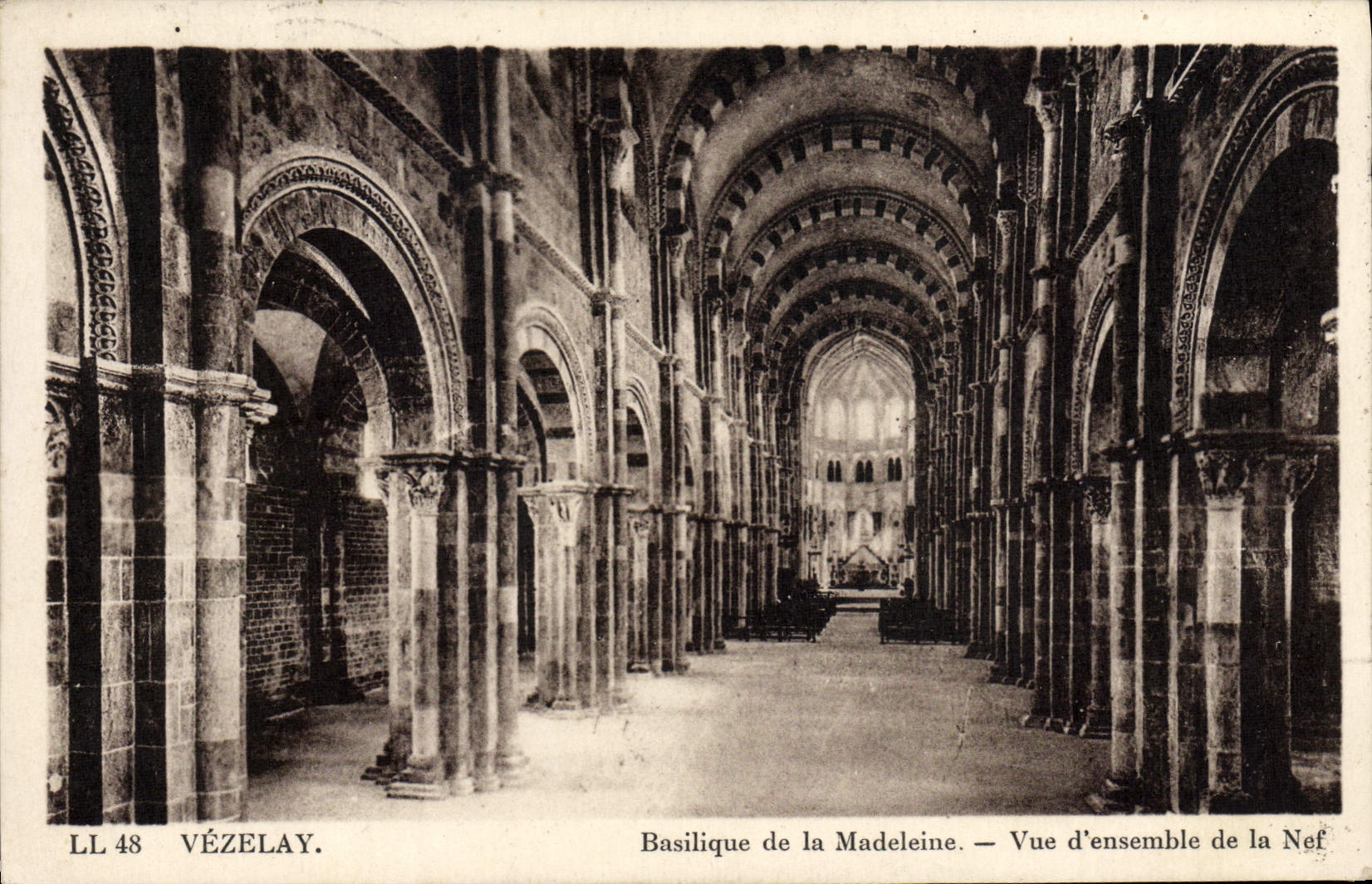 CPA Vezelay Basilique De la Madeleine Vue D'ensemble de la nef