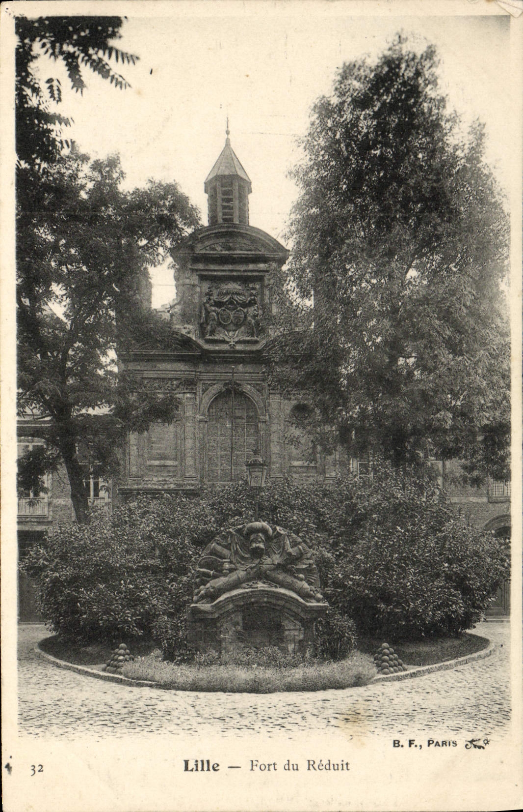 VINTAGE POSTCARD Strong Lille Of the Tiny room