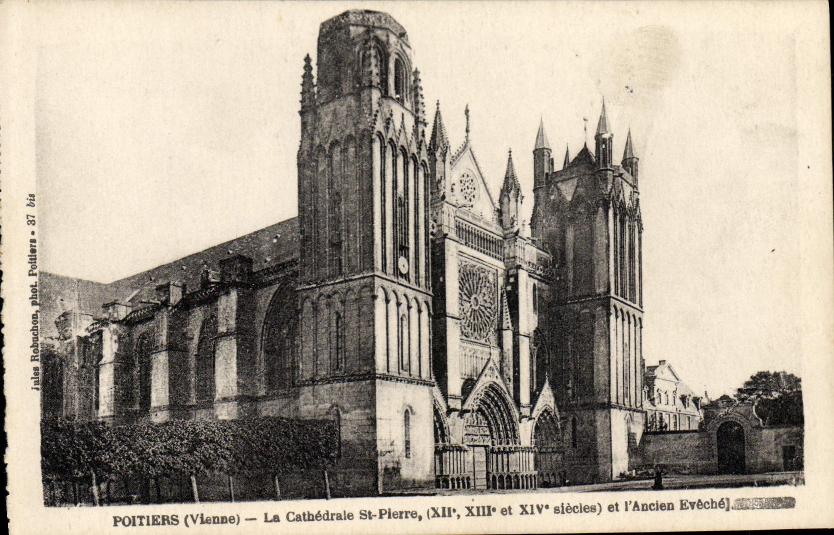 CPA Poitiers La Cathedrale St Pierre et l'ancien eveche 