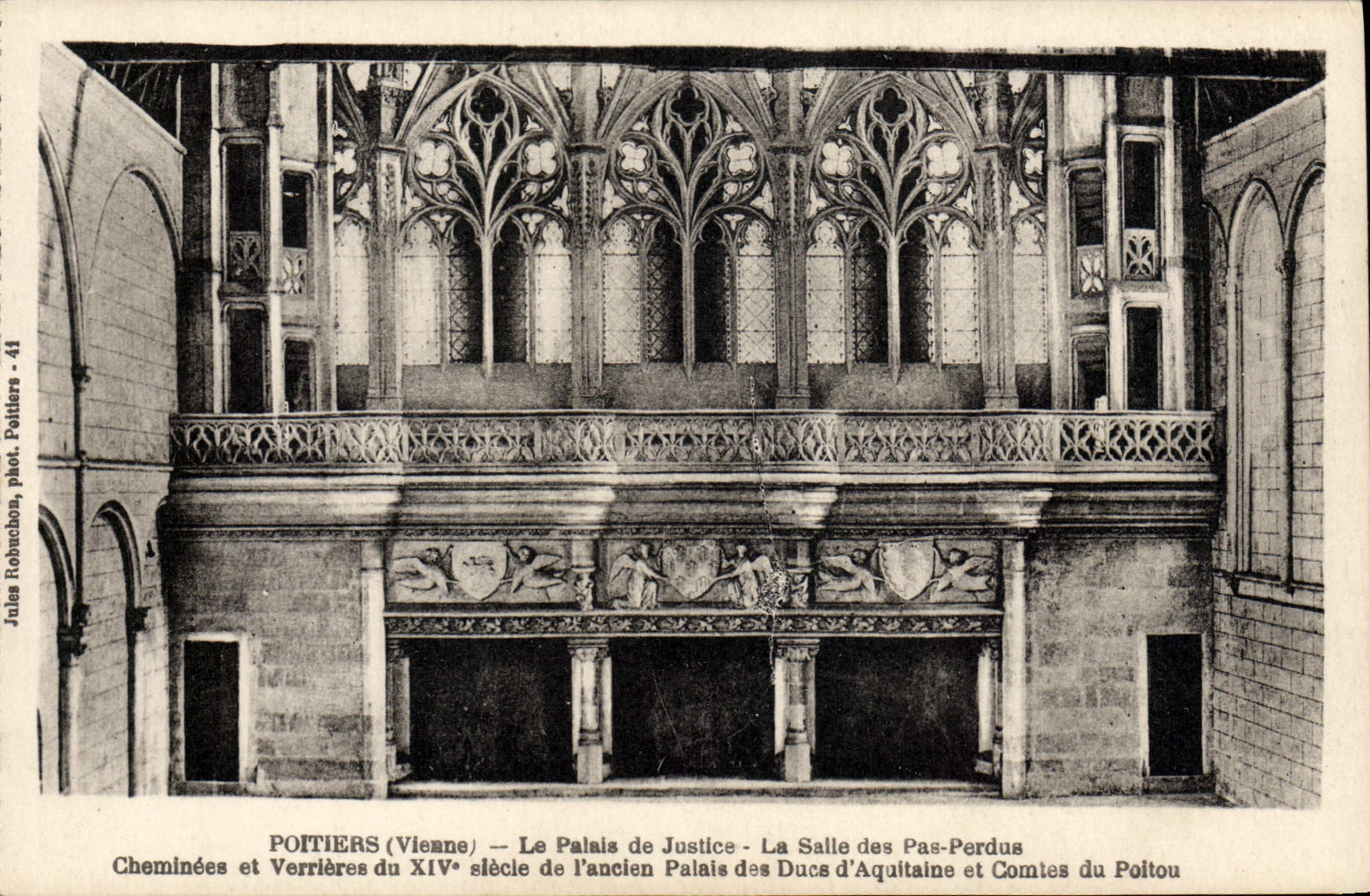 CPA Poitiers Le Palais De Justice la salle des Pas Perdus Cheminees et verrieres Ancien palais des Ducs d'Aquitaine