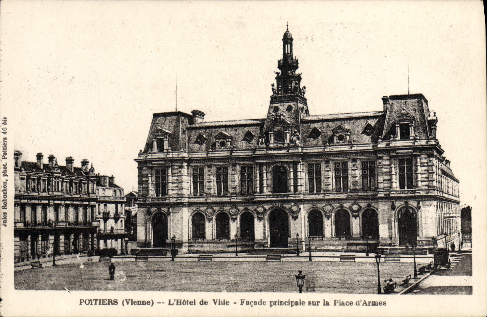 CPA Poitiers L'Hotel De Ville Facade Principale sur la place d'armes