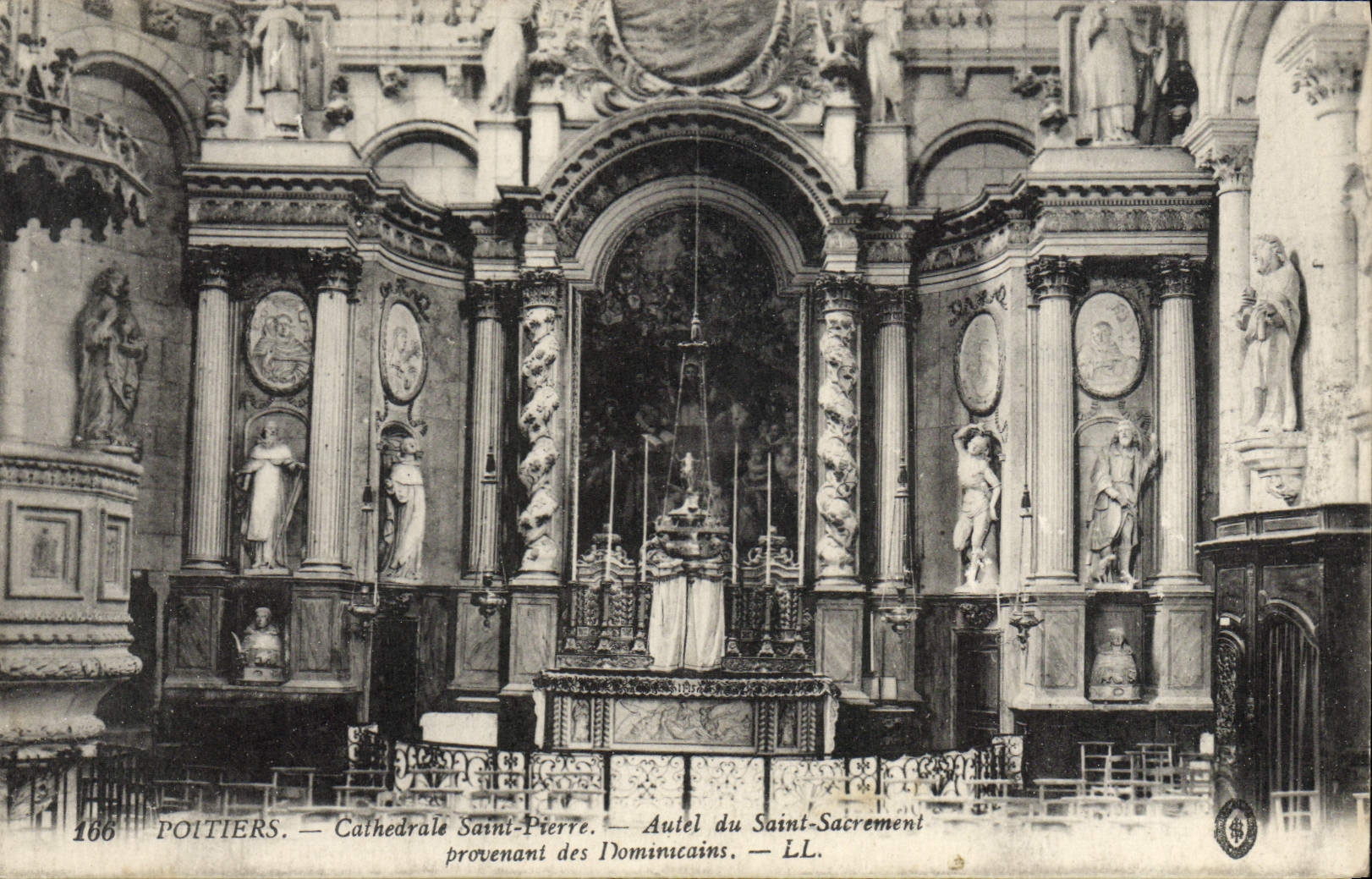 CPA Poitiers Cathedrale Saint Pierre Autel du Saint Sacrement provenant des Dominicains