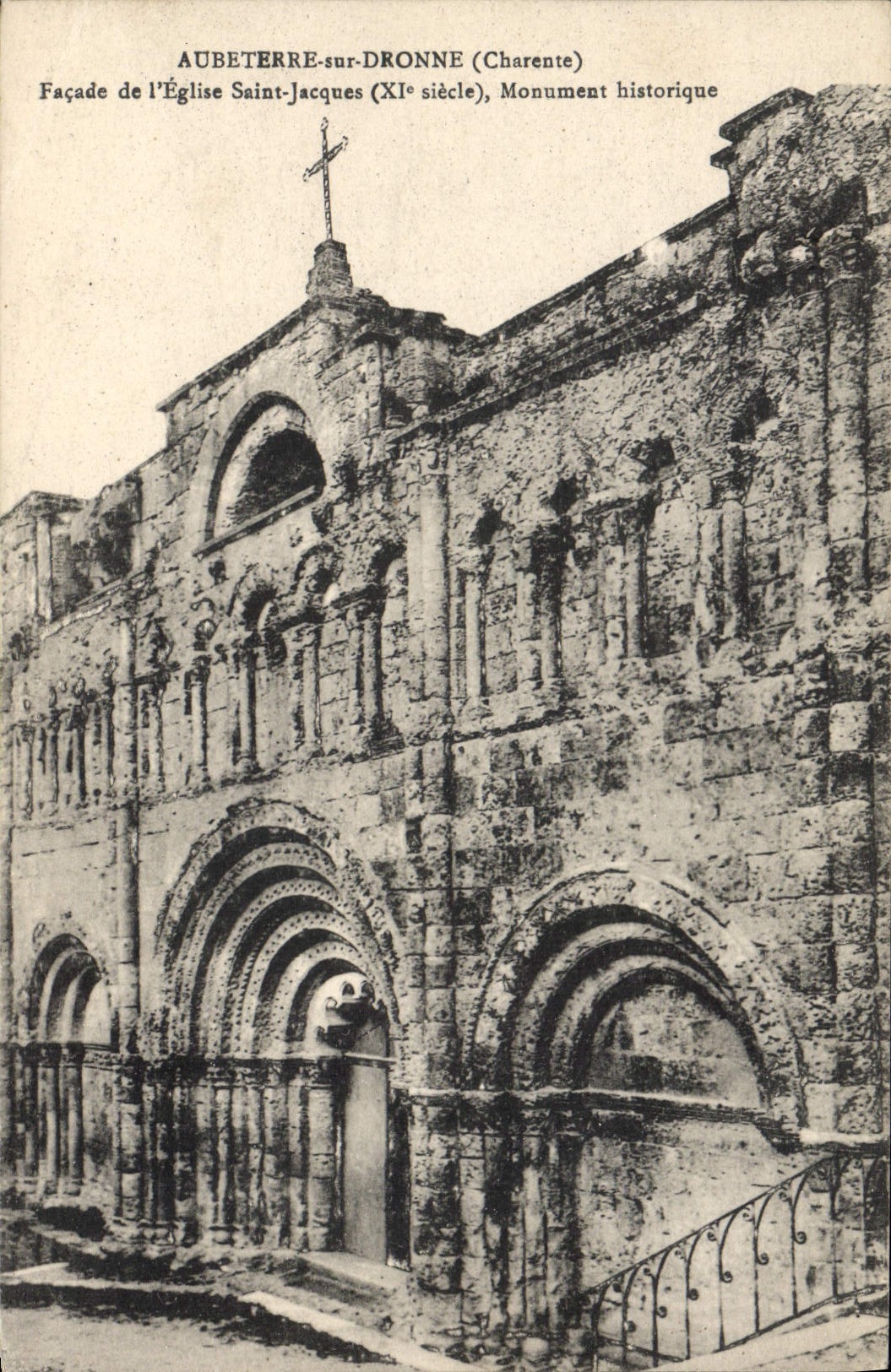 CPA Aubeterre Sur Dronne Facade de l'eglise Saint Jacques 