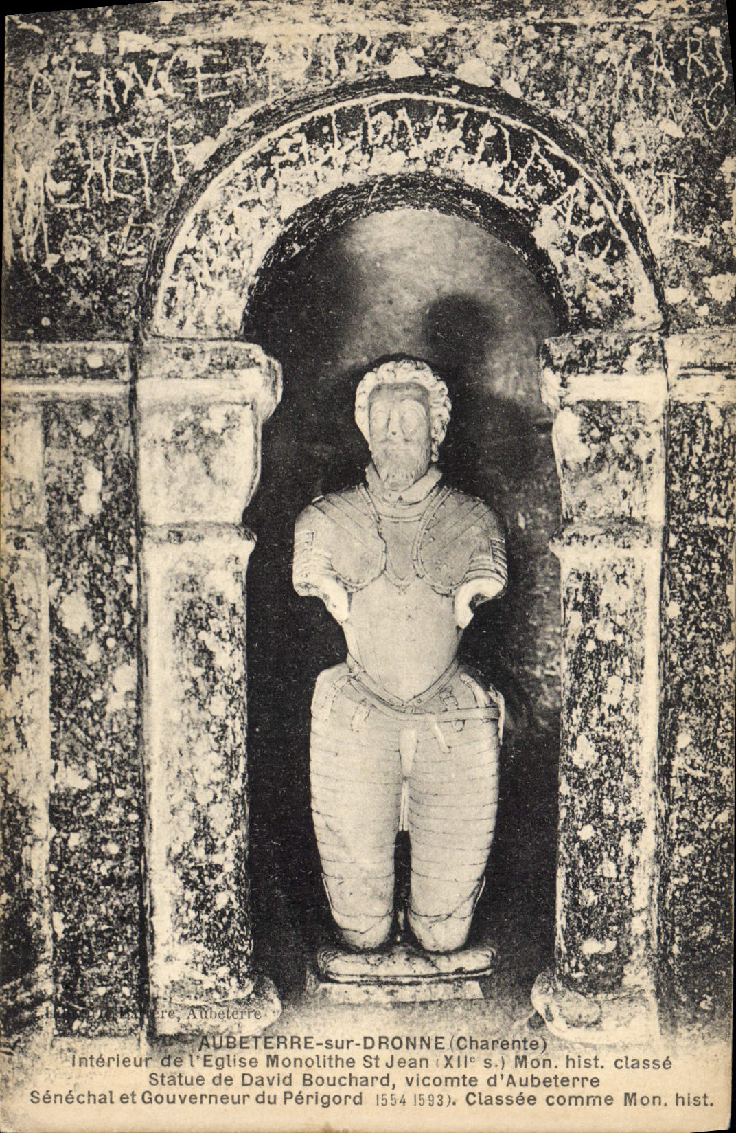CPA Aubeterre Sur Dronne Interieur de l'eglise monolithe St Jean Statue de David Bouchard vicomte d'Aubeterre