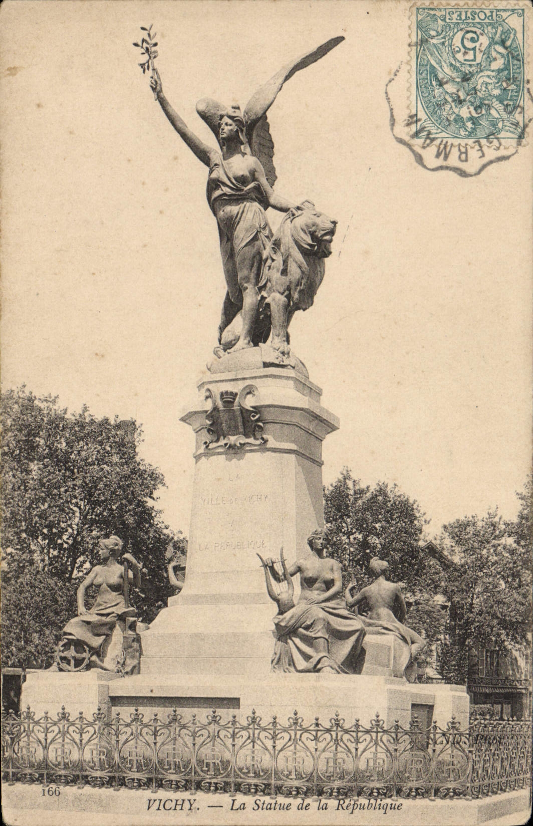 CPA Vichy La Statue De La Republique Lion