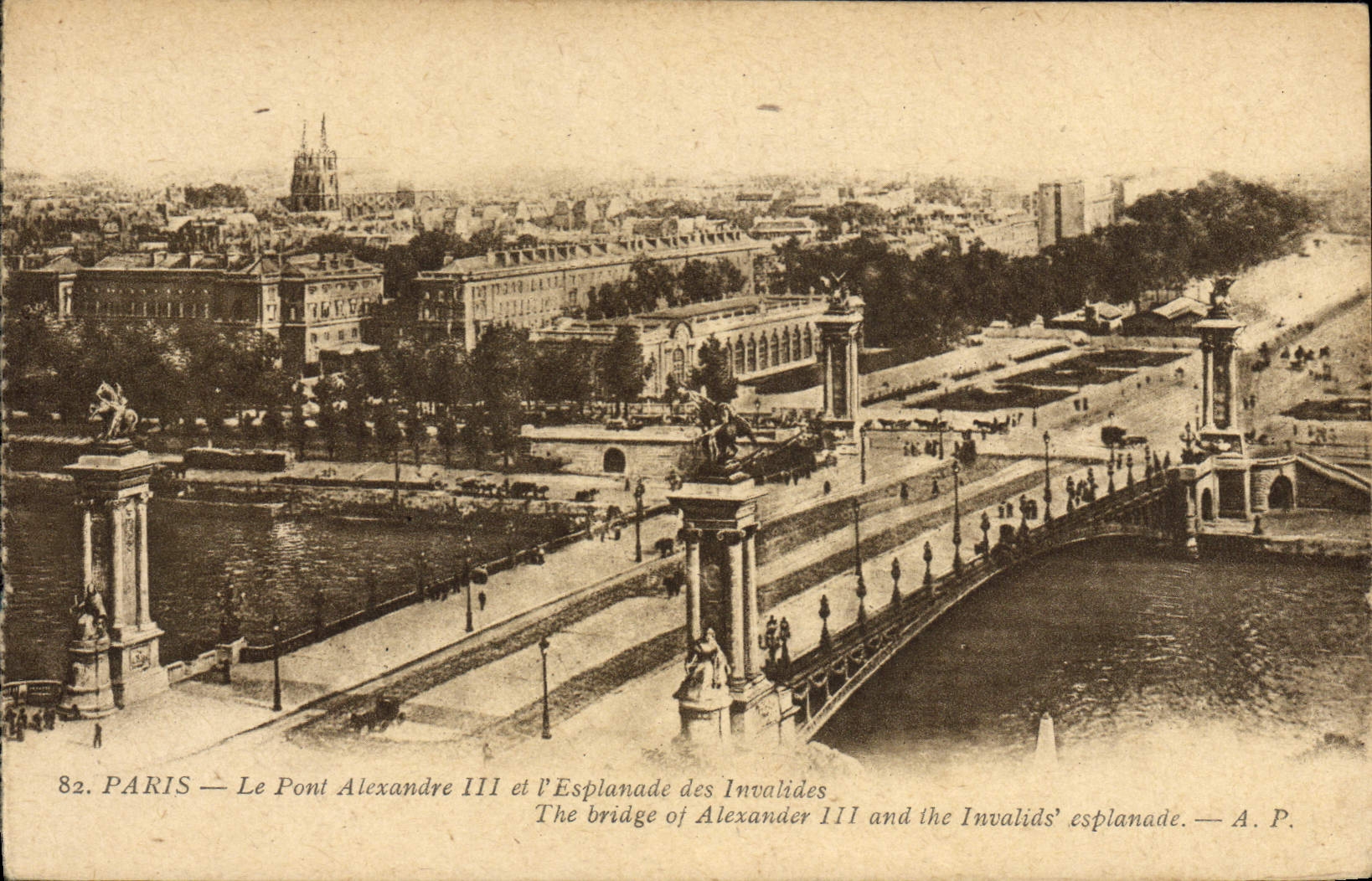 CPA Paris Le Pont Alexandre III Et I'Esplanade Des Invalides