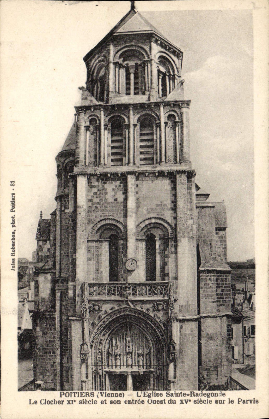CPA Poitiers L'Eglise Sainte Radegonde le clocher et son entree Ouest