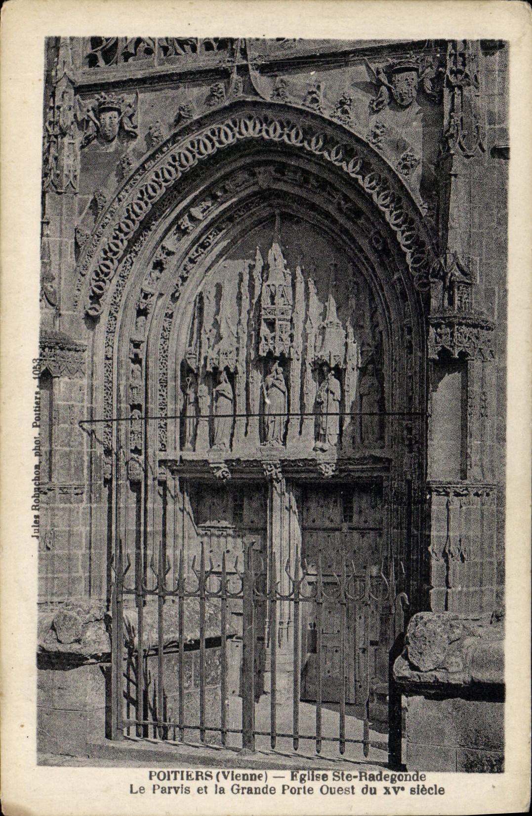 CPA Poitiers Eglise Ste Radegonde le parvis et la grande porte Ouest