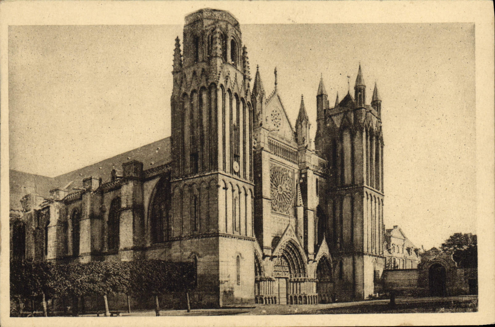 CPA Poitiers La Cathedrale St Pierre et l'ancien eveche