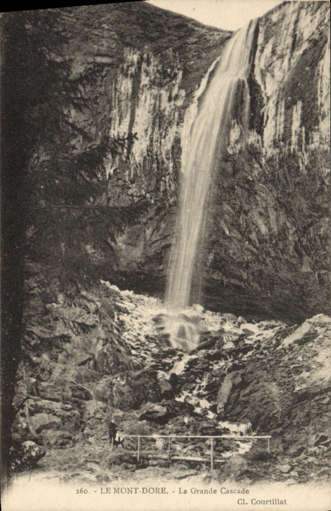 CPA Le Mont Dore Le Grande Cascade