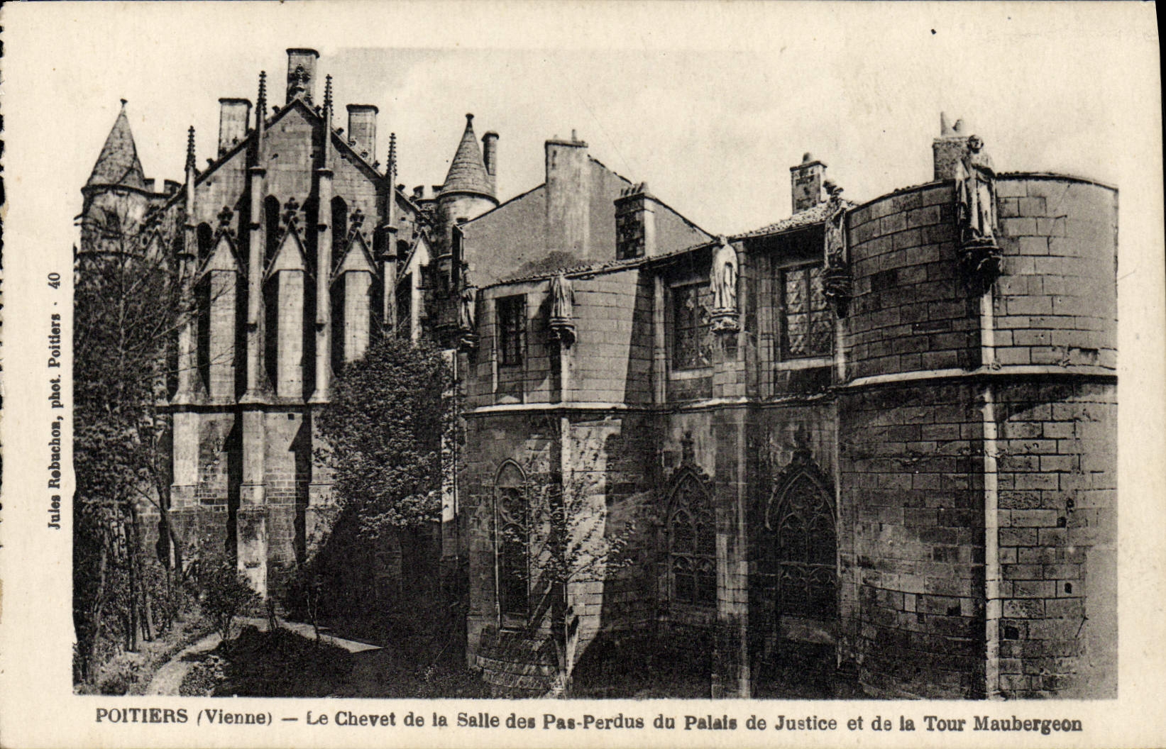 CPA Poitiers Le Chevet De La Salle Des Pas Perdus Du palais de justice et de la tour Maubergeon