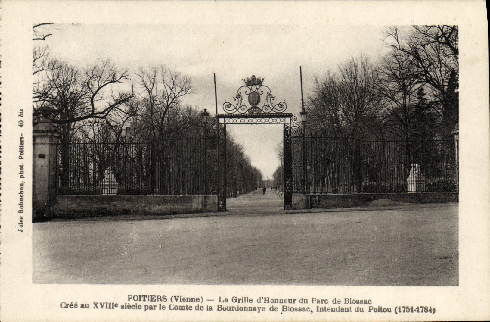 CPA Poitiers La Grille D'Honneur Du Parc De Blossac