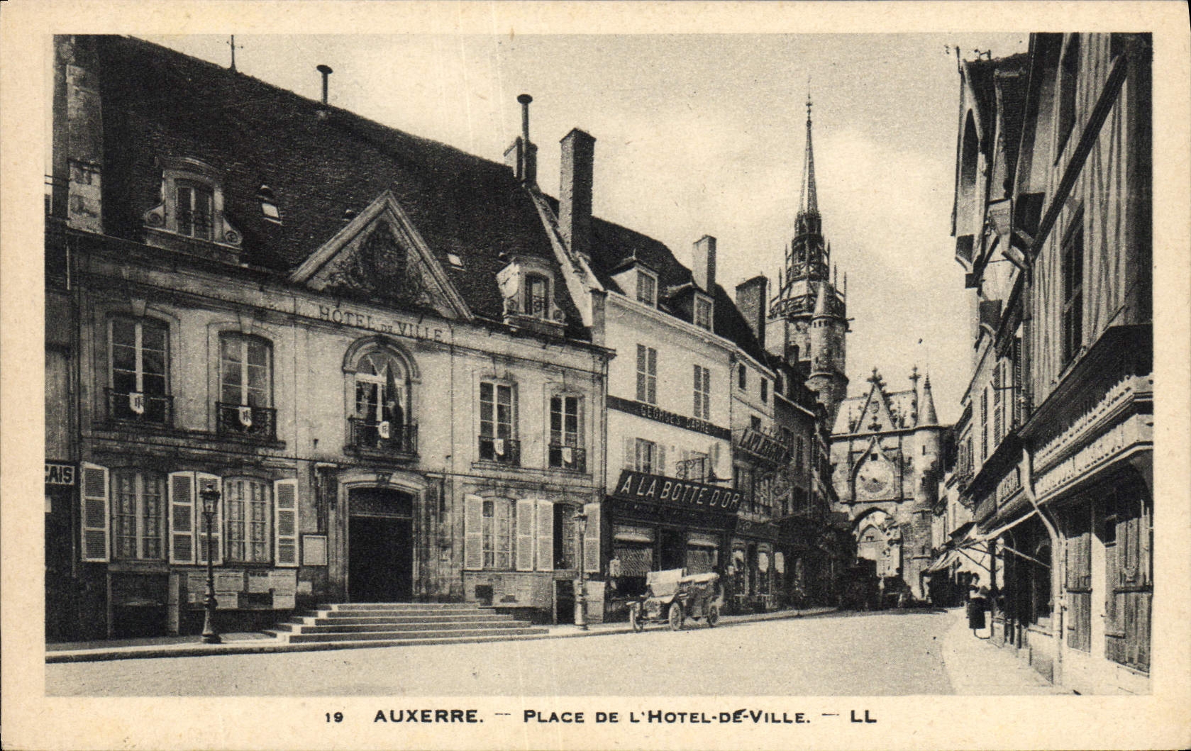 VINTAGE POSTCARD Auxerre Places Town hall