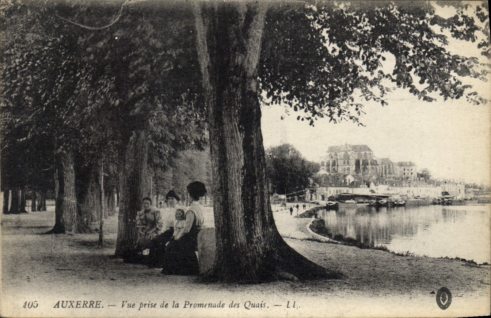 CPA Auxerre Vue Prise De La Promenade Des Quais Femmes
